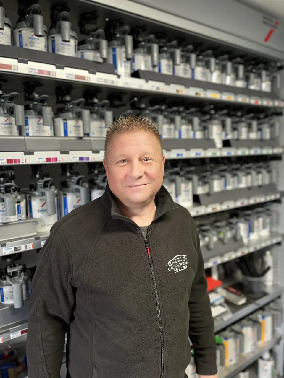 Lackiermeister Ingo Müller in seiner Werkstatt